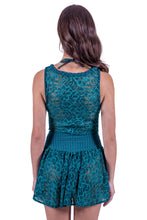 Charger l'image dans la galerie, Model Back: Despi Haut De Plage Lace Cropped Tank Teal
