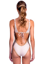 Charger l'image dans la galerie, Model Back: Despi Une Pièce Aruba Op Overlay Natural
