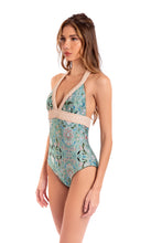 Charger l'image dans la galerie, Model Front: Despi Une Pièce Raphia Reversible Op Nimpheas
