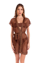 Charger l'image dans la galerie, Model Front: Despi Robe De Plage Gleaming Kimono Shiny-Mocha
