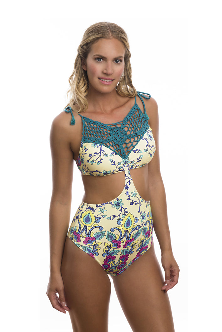 Model Front: Despi Une Pièce Cosmo Op Blossom Bf