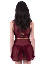 Charger l&#39;image dans la galerie, Model Back: Despi Haut De Plage Lace Cropped Tank Burgundy
