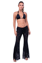 Charger l&#39;image dans la galerie, Model Front: Despi Pantalon De Plage Pants Black
