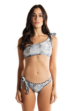 Charger l&#39;image dans la galerie, Model Front: Despi Ensemble Rebel Rebel Blue Python
